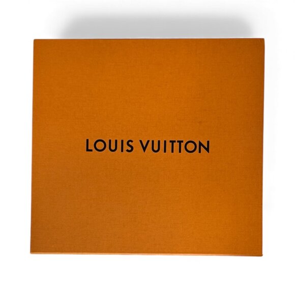 Authentic Louis Vuitton Green Velvet Scarf comes with LV box - Picture 11 of 11
